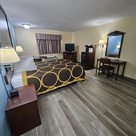 Super 8 By Wyndham Clinton Hotel Exterior photo
