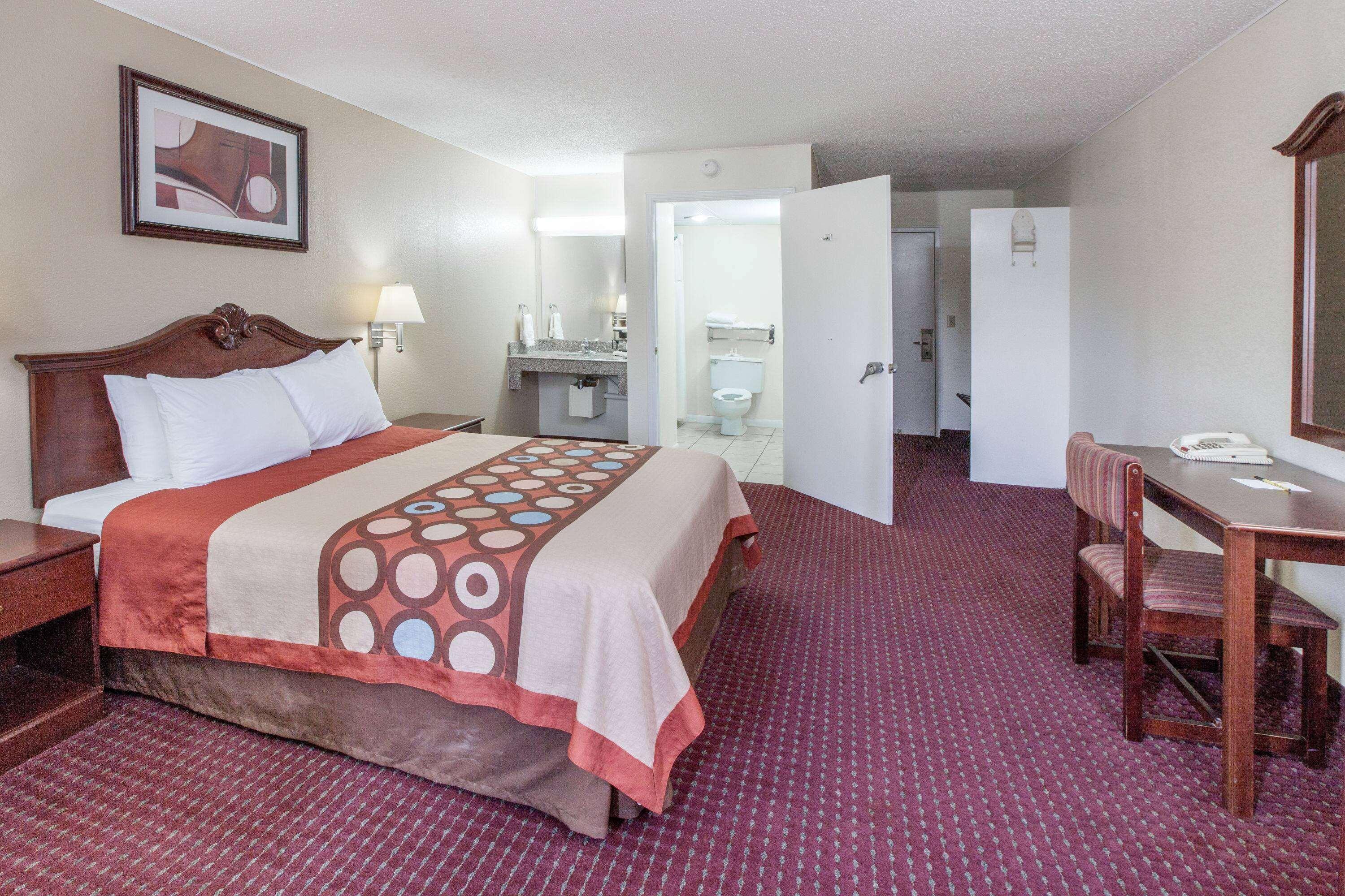 Super 8 By Wyndham Clinton Hotel Exterior photo