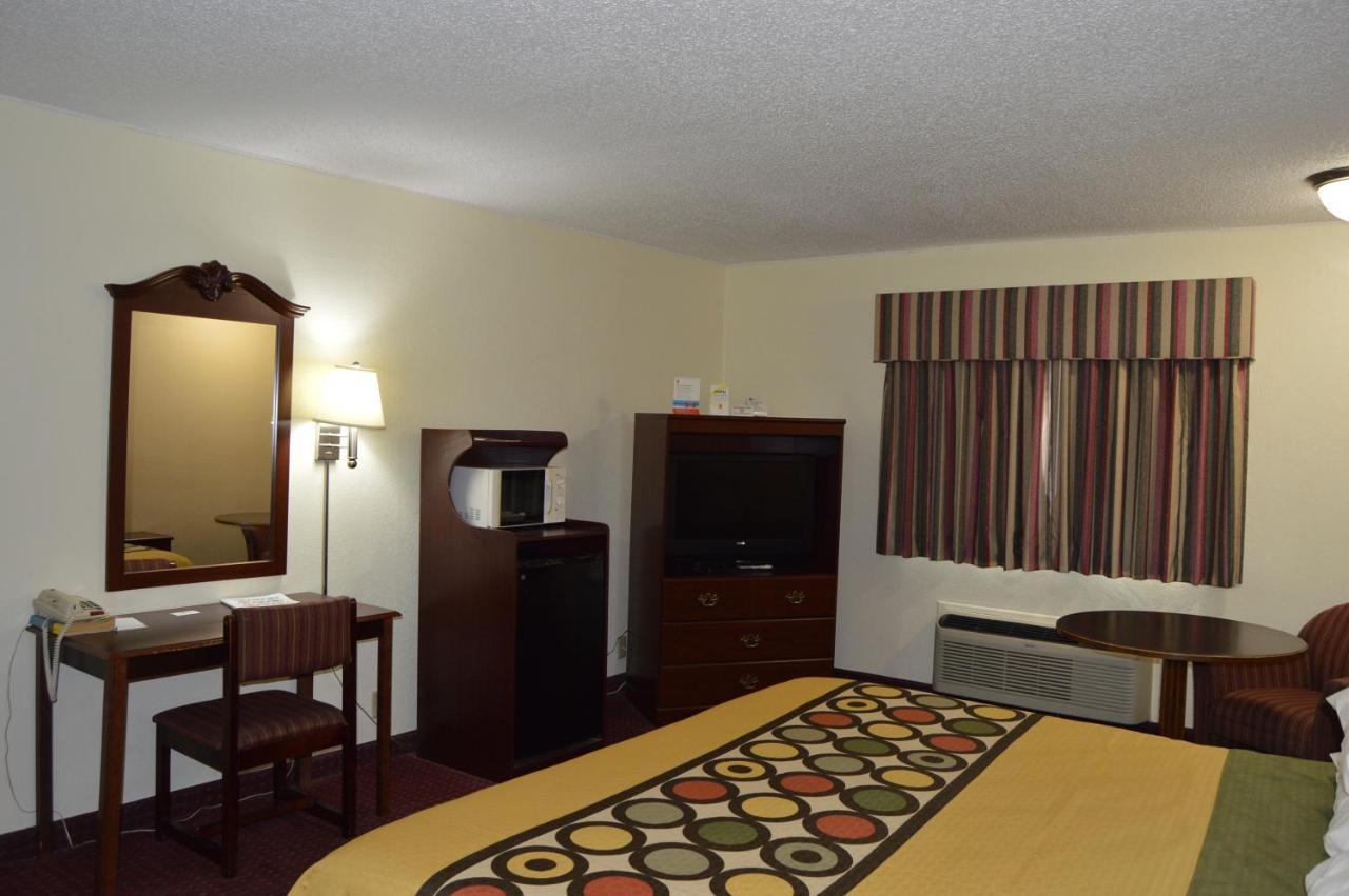 Super 8 By Wyndham Clinton Hotel Room photo