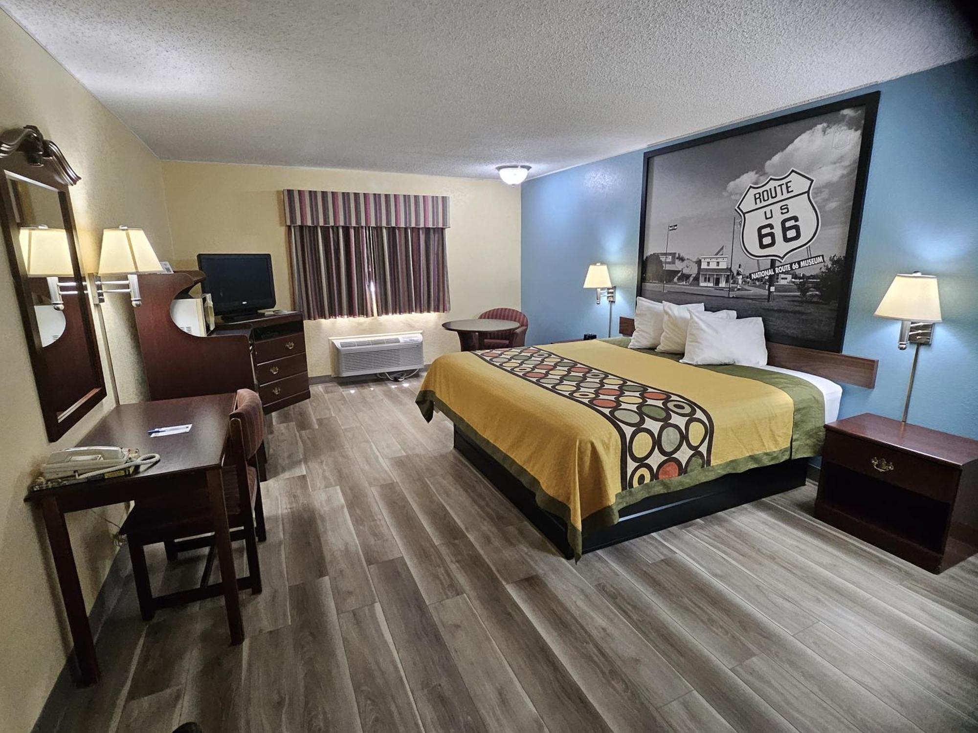 Super 8 By Wyndham Clinton Hotel Exterior photo